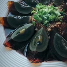 蒜蓉拌松花蛋 ,蒜蓉拌松花蛋 怎么做,家常菜,小吃教程,家常菜,家常菜做法,小吃培训,蒜蓉拌松花蛋 的做法,