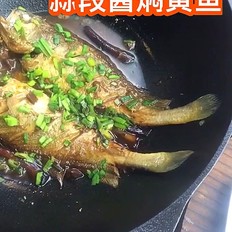 蒜段酱焖黄鱼 ,蒜段酱焖黄鱼 怎么做,家常菜,小吃教程,家常菜,家常菜做法,小吃培训,蒜段酱焖黄鱼 的做法,
