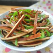 青椒拌香干 ,青椒拌香干 怎么做,凉菜,小吃教程,家常菜,家常菜做法,小吃培训,青椒拌香干 的做法,