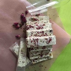 玫瑰花生牛轧糖 ,玫瑰花生牛轧糖 怎么做,甜品点心,小吃教程,家常菜,家常菜做法,小吃培训,玫瑰花生牛轧糖 的做法,