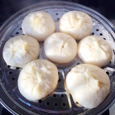 民贺店车提供糕点主食牛肉芹菜包子 的做法,其包含：主料,辅料,食材,做法等,让您在免费的小吃培训中学习到牛肉芹菜包子 的烹饪技巧