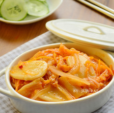 民贺店车提供韩国料理辣白菜炖年糕 的做法,其包含：主料,辅料,食材,做法等,让您在免费的小吃培训中学习到辣白菜炖年糕 的烹饪技巧