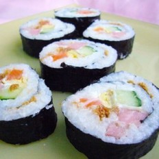 民贺店车提供日本料理火腿香肠寿司 的做法,其包含：主料,辅料,食材,做法等,让您在免费的小吃培训中学习到火腿香肠寿司 的烹饪技巧