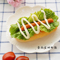 民贺店车提供西餐面点热狗面包 的做法,其包含：主料,辅料,食材,做法等,让您在免费的小吃培训中学习到热狗面包 的烹饪技巧