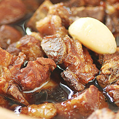民贺店车提供东南亚菜肉骨茶 的做法,其包含：主料,辅料,食材,做法等,让您在免费的小吃培训中学习到肉骨茶 的烹饪技巧